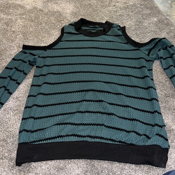 Cold Shoulder Light Sweater - Picture 4 of 4